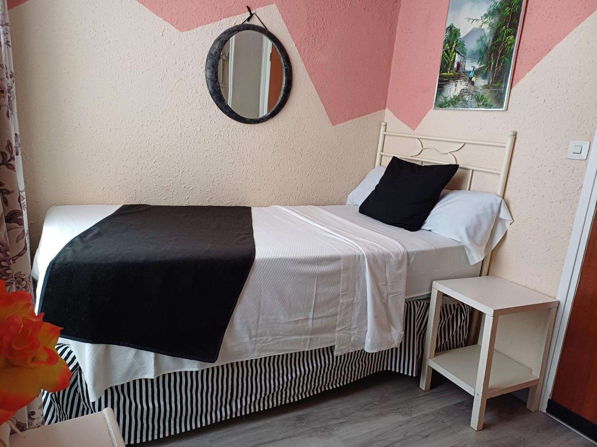 Single Room with Shower and Shared Bathroom,1690960198:JPEG